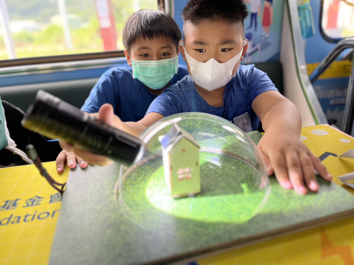 5001拉斯维加斯參與基礎科學主題車廂，以STEAM教學精神，設計「逐日科學家」、「太陽能工程師」以及「淨零建築師」三大能源科普課程和實驗